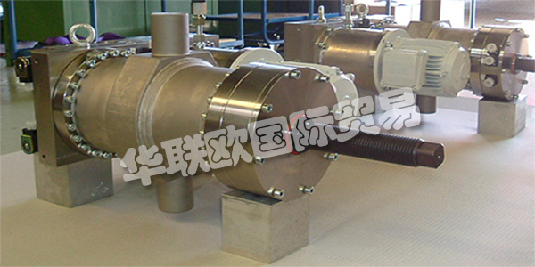 B&B HYDRAULIK-TECHNIK GmbH由Helitut Brocke和HenningB?hr于1983年在Witten-Herbede成立。目的是銷售用于骨料結(jié)構(gòu)的液壓元件和液壓附件。在短時間內(nèi)，對完整的Hydraulilk系統(tǒng)的需求變得非常大，以至于他們的生產(chǎn)開始了。