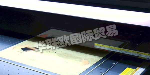 德國PLANISTAR主要產(chǎn)品：PLANISTAR燈具、熒光燈等。PLANISTAR自1983年以來，他們的團(tuán)隊(duì)一直致力于照明技術(shù)和照明產(chǎn)品。他們制造了帶鹵素?zé)舻钠矫姹彻狻Ｋ麄円呀?jīng)掌握了這項(xiàng)光技術(shù)的知識(shí)和專利，甚至在邊緣照明進(jìn)入許多顯示器和背光之前。