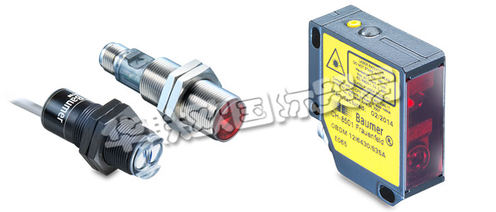 堡盟漫反射式傳感器強度差別檢測型的發(fā)射器和接收器位于同一個外殼內(nèi)。光源射出的紅外線、紅光或激光直接被目標(biāo)物反射回到傳感器上。如果目標(biāo)物反射的光線足夠充足，接收光將觸發(fā)傳感器的開關(guān)動作。照射到目標(biāo)物上的光線基本上都發(fā)生漫反射，并沿各個方向反射。接收器只接收到這些光線的很小一部分。如果目標(biāo)物反射的光線足夠充足，接收光將觸發(fā)傳感器的開關(guān)動作。由于傳感器是根據(jù)來自材料的反射光而工作，所以表面特性、顏色和光澤度對于檢測距離的影響極大。