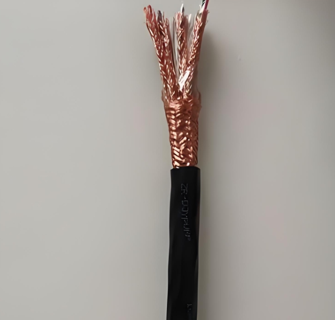 電纜作為電力傳輸?shù)难}，其性能直接影響到整個(gè)系統(tǒng)的可靠性.jpg